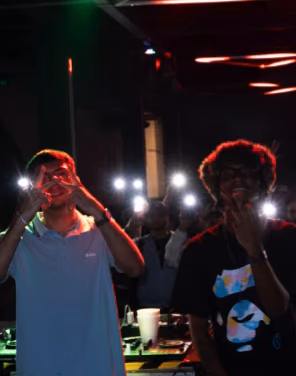 Eventos: Dois rapazes num show com luzes de celular