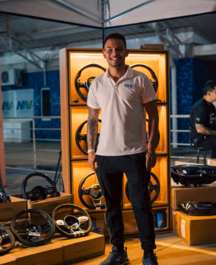 Eventos: Stand da OHC Motors: homem de camisa branca diante do expositor