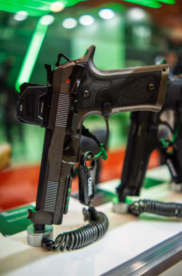 Fotografia e cor: Pistola em estande de feira, luz verde