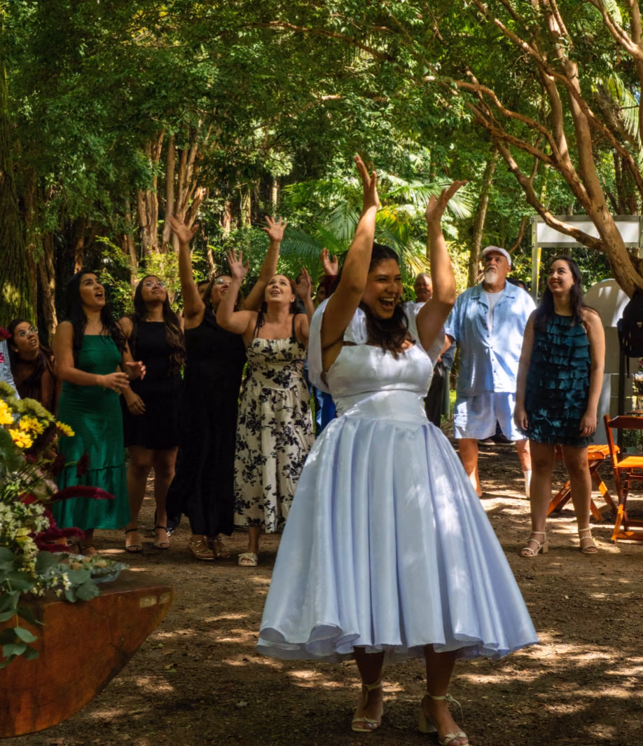 Fotografia e cor: Noiva jogando o buquê em casamento ao ar livre